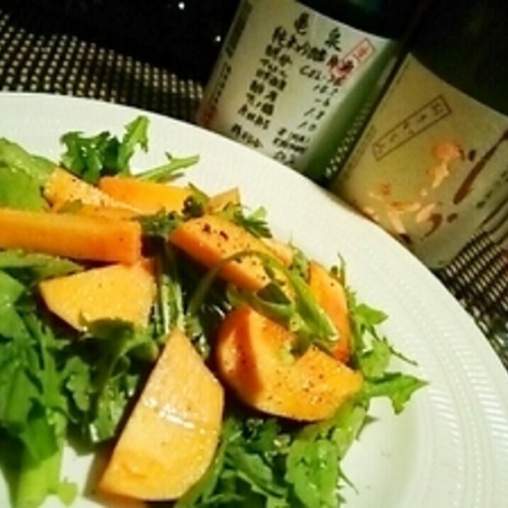 日本酒にワインに、柿と春菊のサラダ